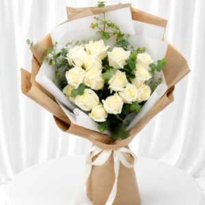 دسته گل رز سفید کلاسیک با دیزاین اکالیپتوس