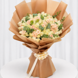 دسته گل رز مینیاتوری و رز کرم پاستلی