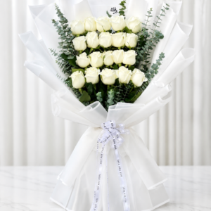 دسته گل رز سفید کلاسیک لوکس